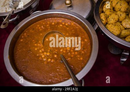 Kenianische Küche umfasst Ugali, Chapati, Githeri, Ziege, Nyama Choma, Eintöpfe, Samosas und Sukuma Wiki. Ugali ist ein Maismehl, ähnlich wie amerikanische Grütze, Stockfoto