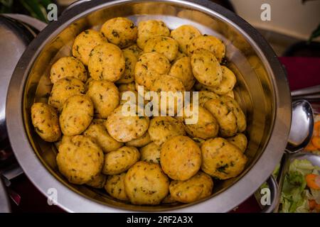 Kenianische Küche umfasst Ugali, Chapati, Githeri, Ziege, Nyama Choma, Eintöpfe, Samosas und Sukuma Wiki. Ugali ist ein Maismehl, ähnlich wie amerikanische Grütze, Stockfoto