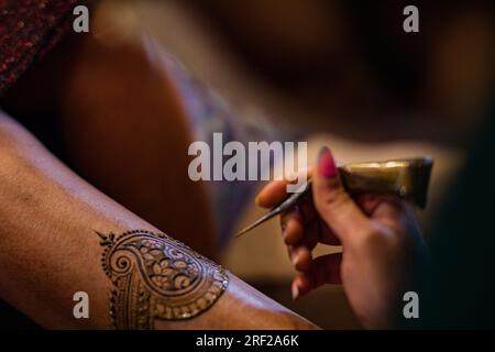 Kenianische Indische Asiatische Hinduistische Hochzeiten Traditionelle Zeremonie Henna Dekoration Kunst Mehendi Mehndi Sangeet Havan Übliche Fotografen In Nairobi City County Stockfoto