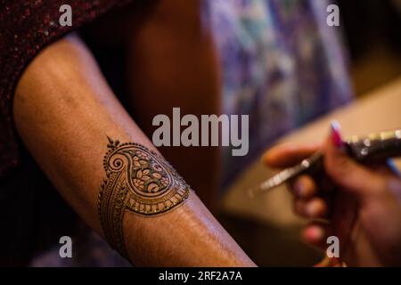 Kenianische Indische Asiatische Hinduistische Hochzeiten Traditionelle Zeremonie Henna Dekoration Kunst Mehendi Mehndi Sangeet Havan Übliche Fotografen In Nairobi City County Stockfoto