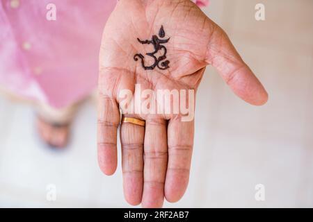 Kenianische Indische Asiatische Hinduistische Hochzeiten Traditionelle Zeremonie Henna Dekoration Kunst Mehendi Mehndi Sangeet Havan Übliche Fotografen In Nairobi City County Stockfoto