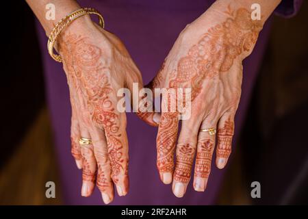 Kenianische Indische Asiatische Hinduistische Hochzeiten Traditionelle Zeremonie Henna Dekoration Kunst Mehendi Mehndi Sangeet Havan Übliche Fotografen In Nairobi City County Stockfoto