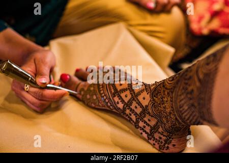 Kenianische Indische Asiatische Hinduistische Hochzeiten Traditionelle Zeremonie Henna Dekoration Kunst Mehendi Mehndi Sangeet Havan Übliche Fotografen In Nairobi City County Stockfoto