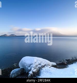 Langzeit-Winteraufnahme am Shikotsu-See in Hokkaido, Japan Stockfoto