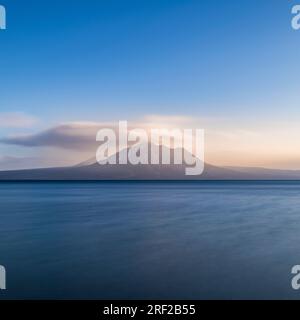 Langzeitaufnahme des Mount Tarumae vom Shikotsu-See in Hokkaido, Japan Stockfoto