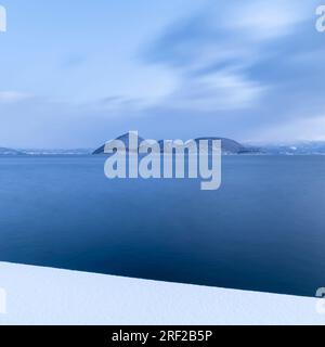 Langzeit-Winteraufnahme am Toya-See, Hokkaido, Japan Stockfoto