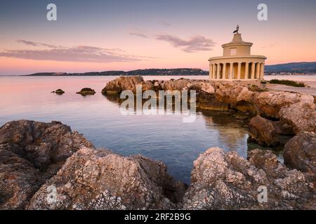 Vormittag am Leuchtturm von St. Theodoroi in der Nähe von Argostoli. Stockfoto