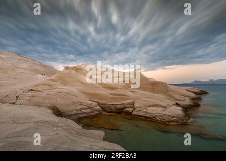 Vulkanische Felsformationen auf Sarakiniko Strand auf Milos, Griechenland. Stockfoto