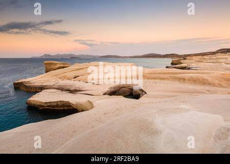 Vulkanische Felsformationen auf Sarakiniko Strand auf Milos, Griechenland. Stockfoto