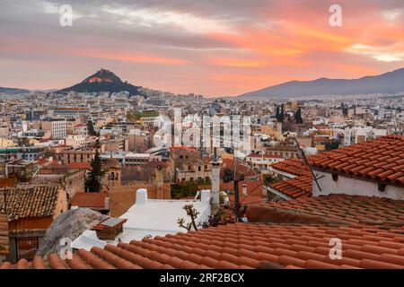 Blick auf den Lycabettus-Hügel vom Stadtviertel Anafiotika in Athen. Stockfoto