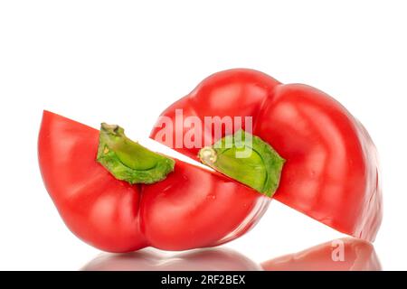 Zwei Hälften süßen roten Pfeffer, Makro, isoliert auf weißem Hintergrund. Stockfoto