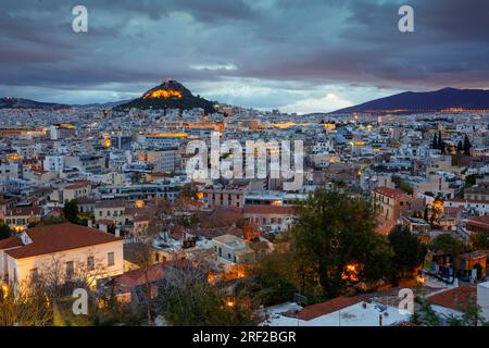 Blick auf den Lycabettus-Hügel vom Stadtviertel Anafiotika, Athen. Stockfoto