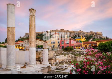 Überreste von Hadrians Bibliothek und Akropolis in der Altstadt von Athen, Stockfoto