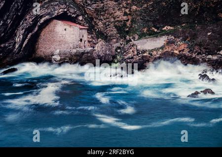 Kapelle Santa Justa Eremitage in der Nähe von Ubiarco, Kantabrien, Nordspanien Stockfoto