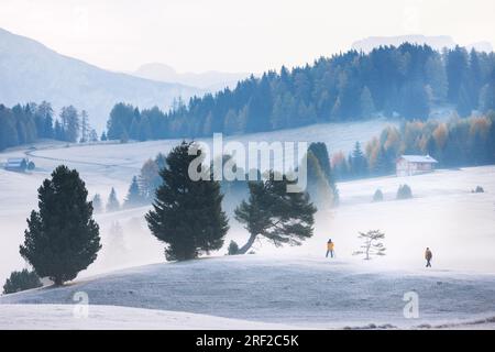 Wunderschöner Panoramablick auf den Fotografen und traditionelle hölzerne Berghütten auf der malerischen Alpe di Siusi Stockfoto