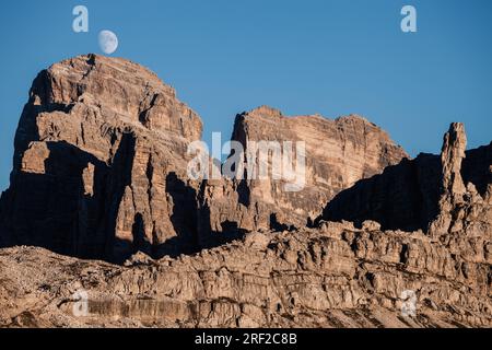 Die Felsgipfel steigen bei Mondaufgang über dem blauen Himmel auf. Stockfoto