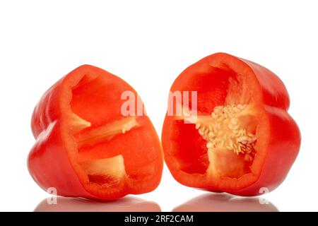 Zwei Hälften süßen roten Pfeffer, Makro, isoliert auf weißem Hintergrund. Stockfoto