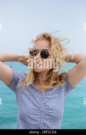Nahaufnahme eines Porträts einer blonden Frau Stockfoto