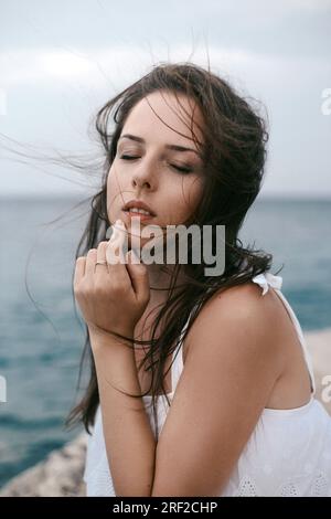 Nahaufnahme einer jungen Frau mit geschlossenen Augen Stockfoto