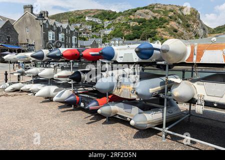 Barmouth, wales, 14. Juni 2023, aufblasbare Motorboote auf Industrieregalen gelagert Stockfoto