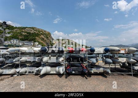 Barmouth, wales, 14. Juni 2023, aufblasbare Motorboote auf Industrieregalen gelagert Stockfoto