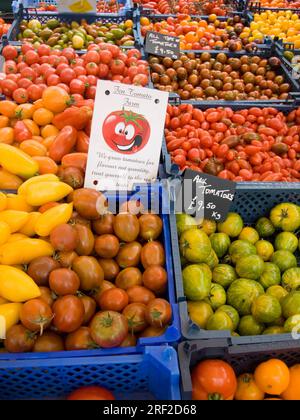 Tomaten auf dem Marktstand Stockfoto