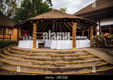 Kenianische Küche umfasst Ugali, Chapati, Githeri, Ziege, Nyama Choma, Eintöpfe, Samosas und Sukuma Wiki. Ugali ist ein Maismehl, ähnlich wie amerikanische Grütze, Stockfoto