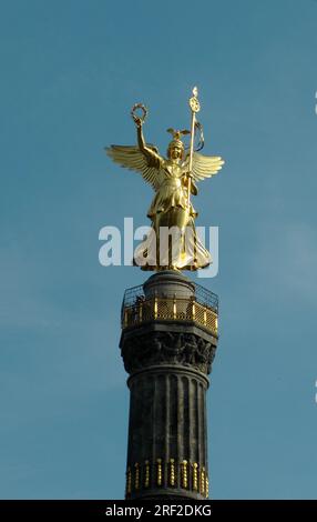 Berlin: Siegessäule, Spitze mit der Vergoldeten Statue der Victoria * Statue der Victoria als Krönung der Siegessäule in Berlin Stockfoto