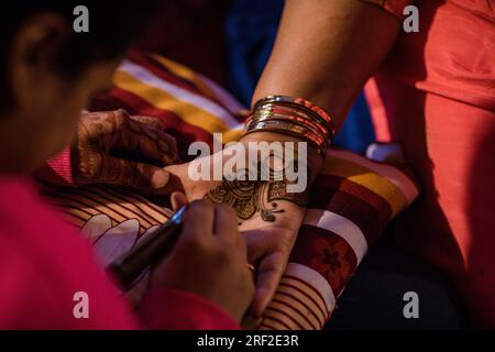 Kenianische Indische Asiatische Hinduistische Hochzeiten Traditionelle Zeremonie Henna Dekoration Kunst Mehendi Mehndi Sangeet Havan Übliche Fotografen In Nairobi City County Stockfoto