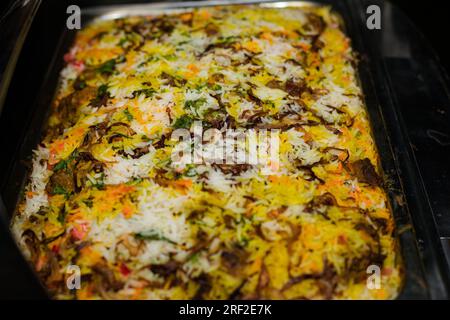 Kenianische Küche umfasst Ugali, Chapati, Githeri, Ziege, Nyama Choma, Eintöpfe, Samosas und Sukuma Wiki. Ugali ist ein Maismehl, ähnlich wie amerikanische Grütze, Stockfoto