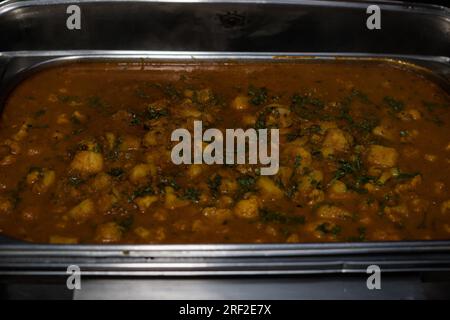 Kenianische Küche umfasst Ugali, Chapati, Githeri, Ziege, Nyama Choma, Eintöpfe, Samosas und Sukuma Wiki. Ugali ist ein Maismehl, ähnlich wie amerikanische Grütze, Stockfoto