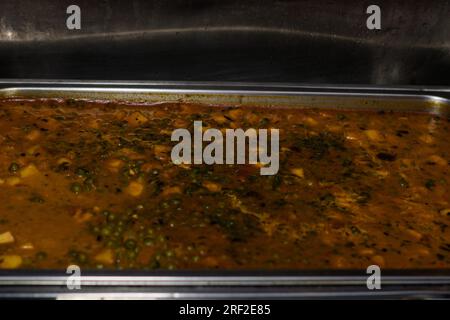 Kenianische Küche umfasst Ugali, Chapati, Githeri, Ziege, Nyama Choma, Eintöpfe, Samosas und Sukuma Wiki. Ugali ist ein Maismehl, ähnlich wie amerikanische Grütze, Stockfoto