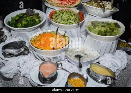 Kenianische Küche umfasst Ugali, Chapati, Githeri, Ziege, Nyama Choma, Eintöpfe, Samosas und Sukuma Wiki. Ugali ist ein Maismehl, ähnlich wie amerikanische Grütze, Stockfoto