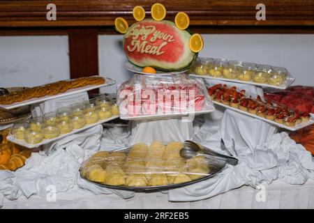 Kenianische Küche umfasst Ugali, Chapati, Githeri, Ziege, Nyama Choma, Eintöpfe, Samosas und Sukuma Wiki. Ugali ist ein Maismehl, ähnlich wie amerikanische Grütze, Stockfoto