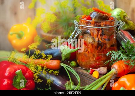 Hausgemachte Aubergine mit Gemüse in Glasgefäß - Ratatouille. Konzept für vegetarische Speisen im Herbst, Kopierraum. Stockfoto