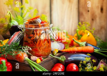 Hausgemachte Aubergine mit Gemüse in Glasgefäß - Ratatouille. Konzept für vegetarische Speisen im Herbst, Kopierraum. Stockfoto