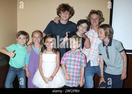 LOS ANGELES - JULI 28: Enzo De Angelis, Hudson West, General Hospital Child Actors at the General Hospital Fan Activities Juli 28 2023 in den Embassy Suites am 28. Juli 2023 in Glendale, CA Stockfoto