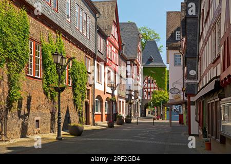 Rathaus mit Fachwerkhäusern und Stadttor Leonhardsturm in der historischen Altstadt, Deutschland, Hessen, Herborn Stockfoto