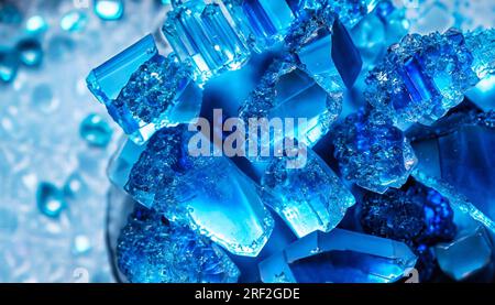 Blauer Kristallstein. Edelsteine. Mineralkristalle in der natürlichen Umgebung. Die Konsistenz von Edelsteinen und Halbedelsteinen. Nahtloser Hintergrund mit c Stockfoto
