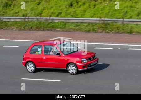 2001 Nissan Micra S Red Car Hatchback Benzin 998 cm3, mit hoher Geschwindigkeit auf der Autobahn M6 in Greater Manchester, Großbritannien Stockfoto