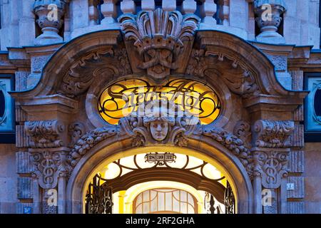 Neobarocke architektonische Dekoration auf dem Portal des Steibs Hofs zur Blauen Stunde, Deutschland, Sachsen, Leipzig Stockfoto