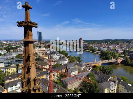 Blick vom Kaiserdom St. Bartholomaeus auf den Main und die Europäische Zentralbank, Deutschland, Hessen, Frankfurt am Main Stockfoto