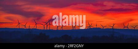 windpark bei Sonnenuntergang, Deutschland, Niedersachsen, Salzgitter Stockfoto