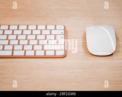 Blick nach unten auf Tastatur und Maus, Arbeitsbereich mit Kopierbereich in der Draufsicht Stockfoto