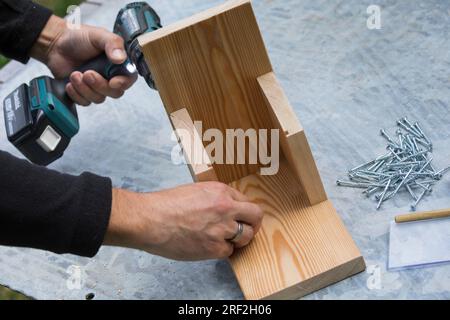 Anfertigung einer Zuführung für Eichhörnchen, Schritt 4: Seitenwände sind auf der Grundplatte befestigt, Serienbild 4/13 Stockfoto