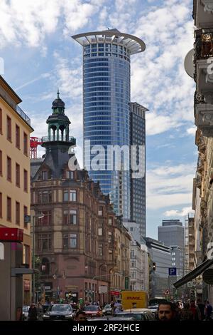Architektonischer Kontrast im Westend, DZ Bank Hochhaus, Westend 1, Deutschland, Hessen, Frankfurt am Main Stockfoto