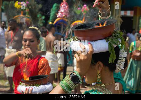 Eine Hindu-Frau trägt eine Feuerschüssel auf dem Kopf während der großen Prozession Theer, Sri Kamadchi Ampal Temple Festival, Deutschland, Nordrhein-Westfalen, Stockfoto