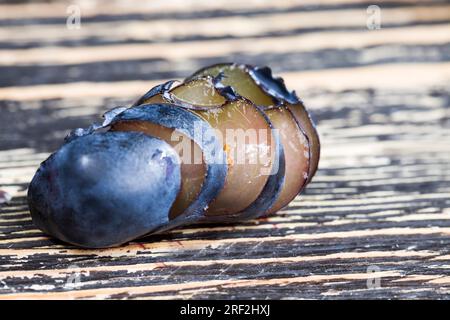 Vitaminreiche Blaubeeren in Schnittform, frisch geerntete und leckere in zwei Hälften geschnittene Blaubeeren, frisch geschnittene Blaubeeren, die roh verzehrt werden können Stockfoto