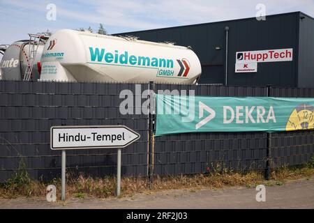 Wegweiser zum Hindu-Tempel, dem Sri Kamadchi-Tempel, Deutschland, Nordrhein-Westfalen, Ruhrgebiet, Hamm Stockfoto