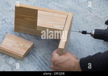 Anfertigung einer Zuführung für Eichhörnchen, Schritt 4: Seitenwände sind auf der Grundplatte befestigt, Serienbild 4/13 Stockfoto